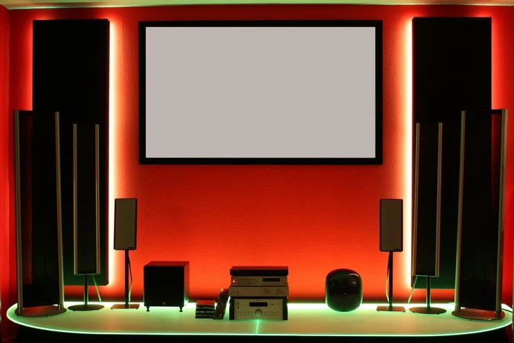 Heimkino- und Großbildsystem mit Projektionsleinwand